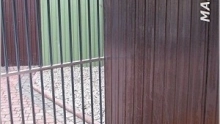 Gebuäde mit blechen in der Rückseite der Holzstr